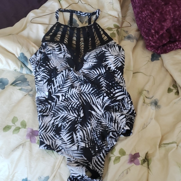 Halter top swim suit - Picture 2 of 4